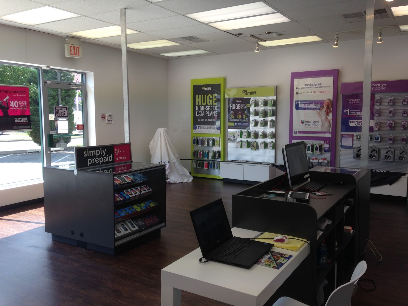 Photo of T-Mobile Simply Prepaid in Woodbridge City, New Jersey, United States - 2 Picture of Point of interest, Establishment, Store