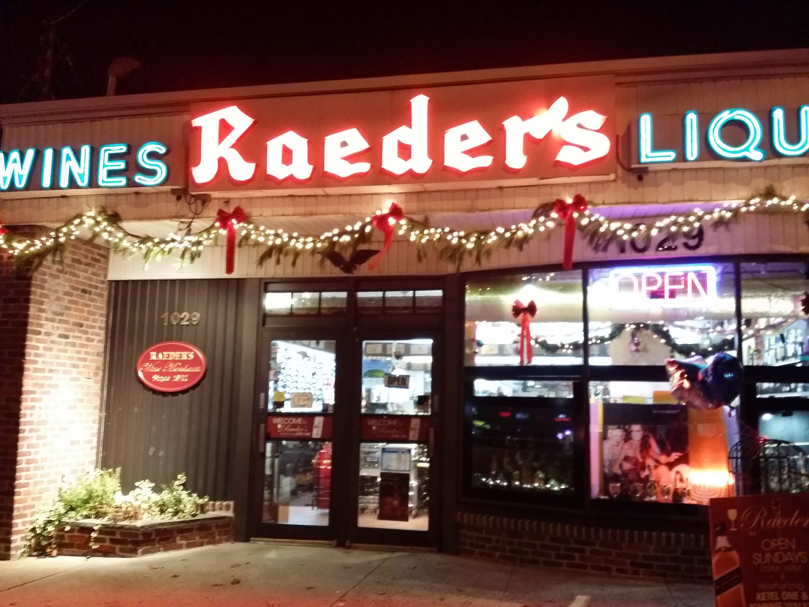 Photo of Raeder's Wines & Liquors in Albertson City, New York, United States - 1 Picture of Point of interest, Establishment, Store, Liquor store