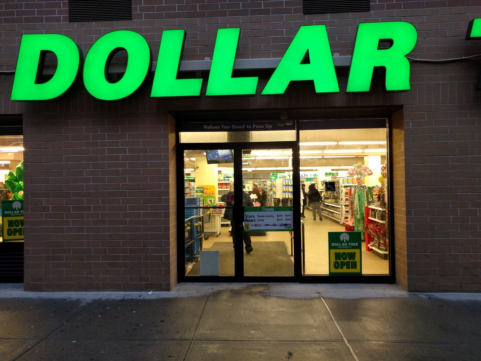 Photo of Dollar Tree in Queens City, New York, United States - 1 Picture of Food, Point of interest, Establishment, Store, Home goods store