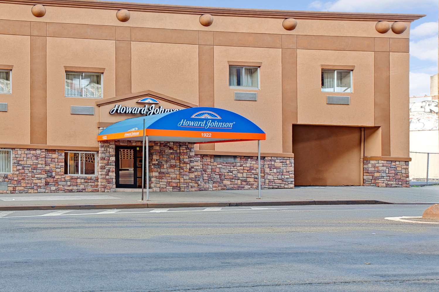 Photo of Howard Johnson Express Inn Bronx in Bronx City, New York, United States - 1 Picture of Point of interest, Establishment, Lodging