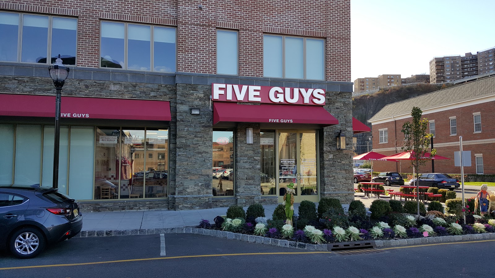 Photo of Five Guys Burgers and Fries in Edgewater City, New Jersey, United States - 3 Picture of Restaurant, Food, Point of interest, Establishment, Meal takeaway