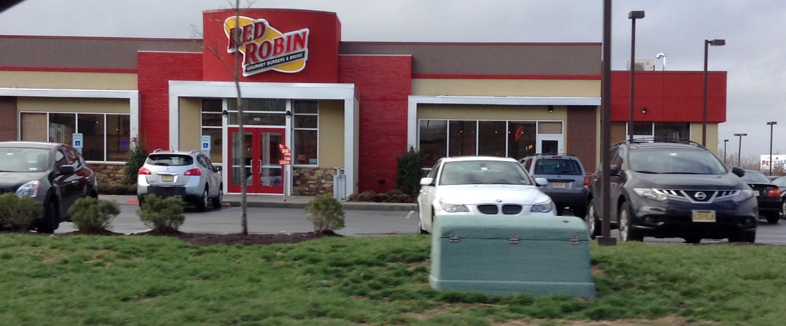 Photo of Red Robin Gourmet Burgers in Secaucus City, New Jersey, United States - 1 Picture of Restaurant, Food, Point of interest, Establishment