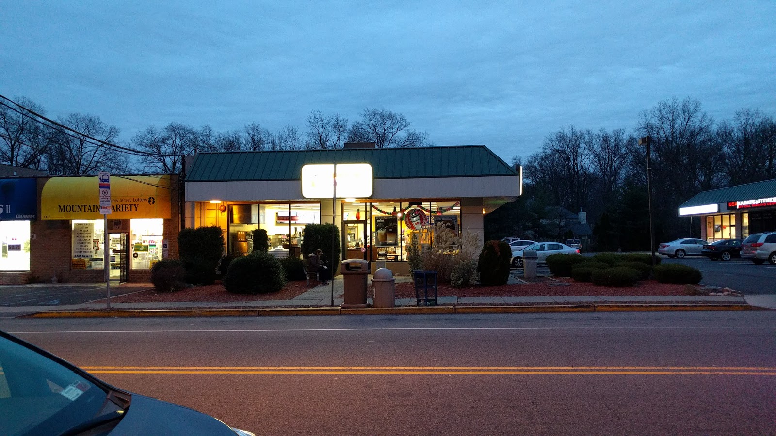 Photo of Dunkin' Donuts in Springfield Township City, New Jersey, United States - 1 Picture of Restaurant, Food, Point of interest, Establishment, Store, Cafe, Bar, Bakery