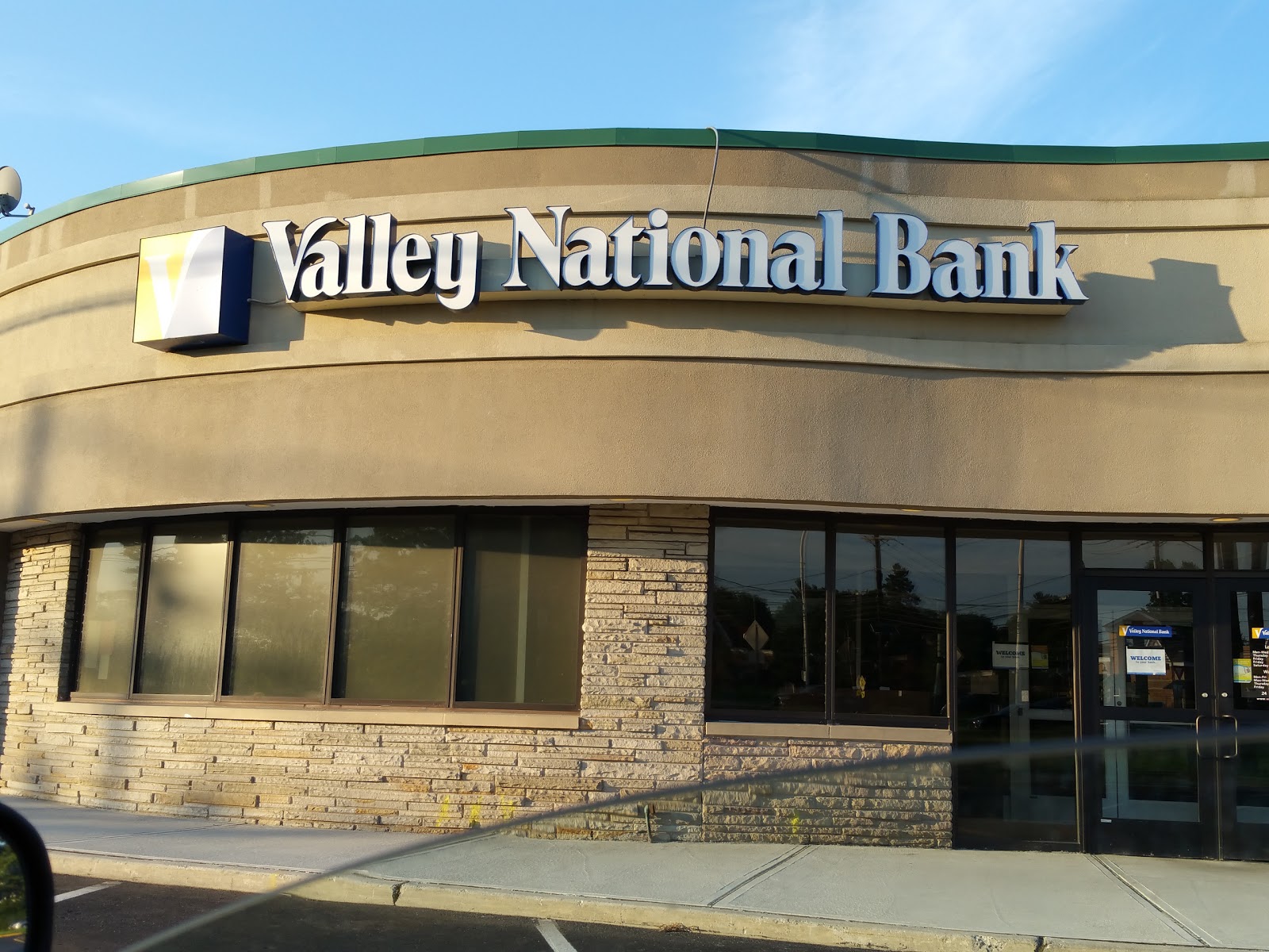 Photo of Valley National Bank in Clifton City, New Jersey, United States - 1 Picture of Point of interest, Establishment, Finance, Atm, Bank