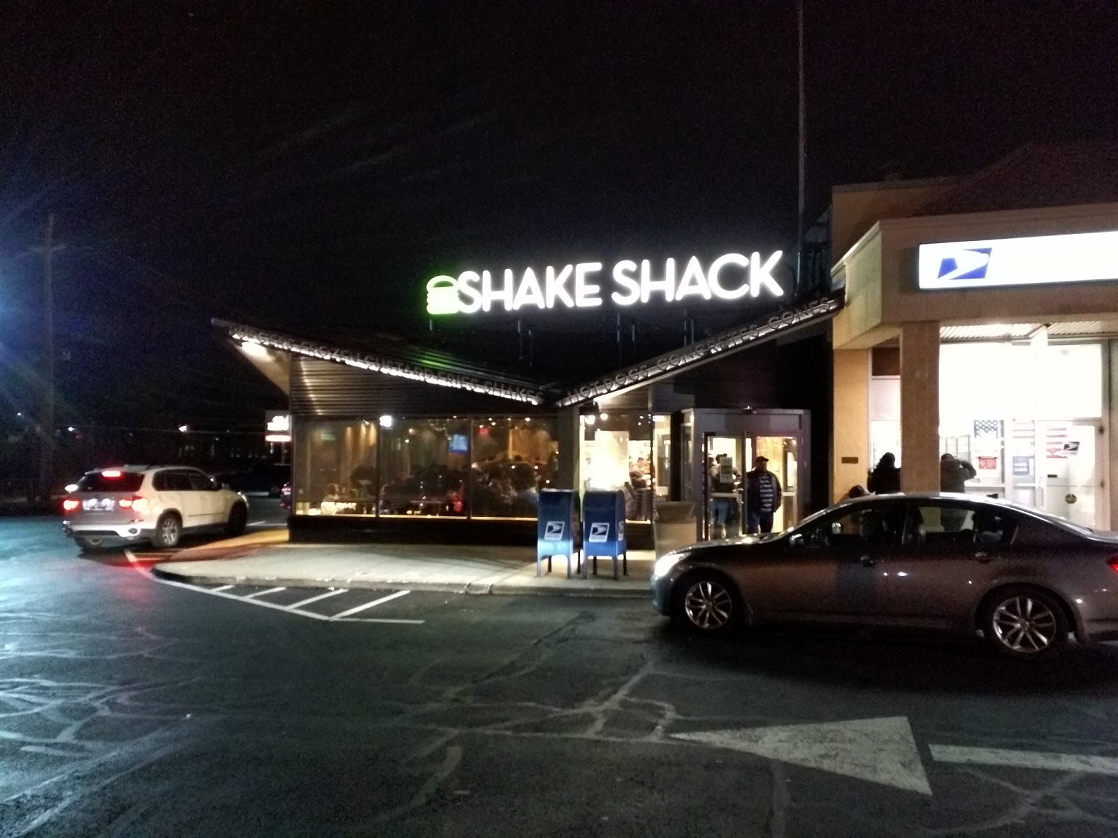 Photo of Shake Shack in North New Hyde Park City, New York, United States - 3 Picture of Restaurant, Food, Point of interest, Establishment, Store