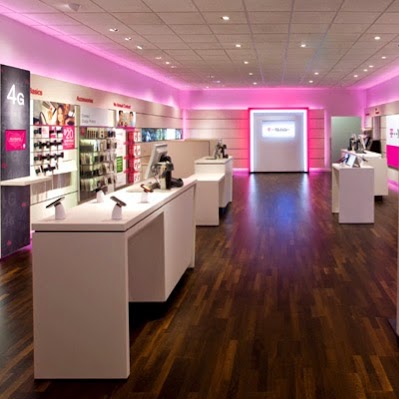 Photo of T-Mobile Simply Prepaid in Staten Island City, New York, United States - 2 Picture of Point of interest, Establishment, Store