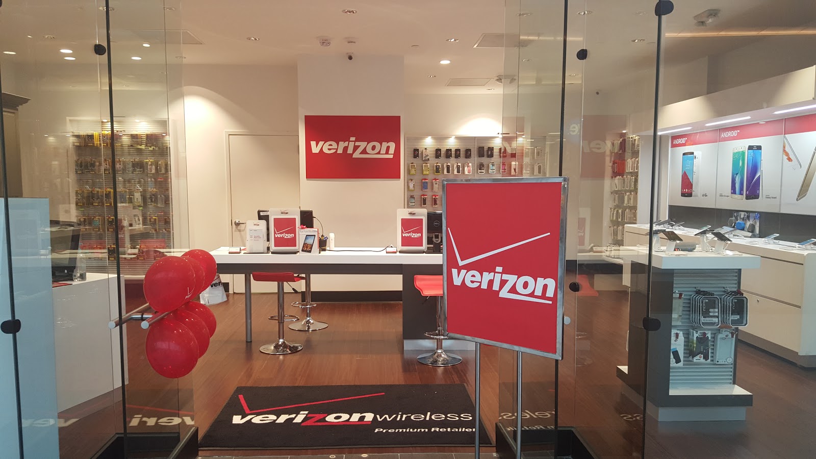 Photo of Verizon Wireless Premium Retailer / R Wireless - Garden City, NY in Garden City, New York, United States - 2 Picture of Point of interest, Establishment, Store, Electronics store