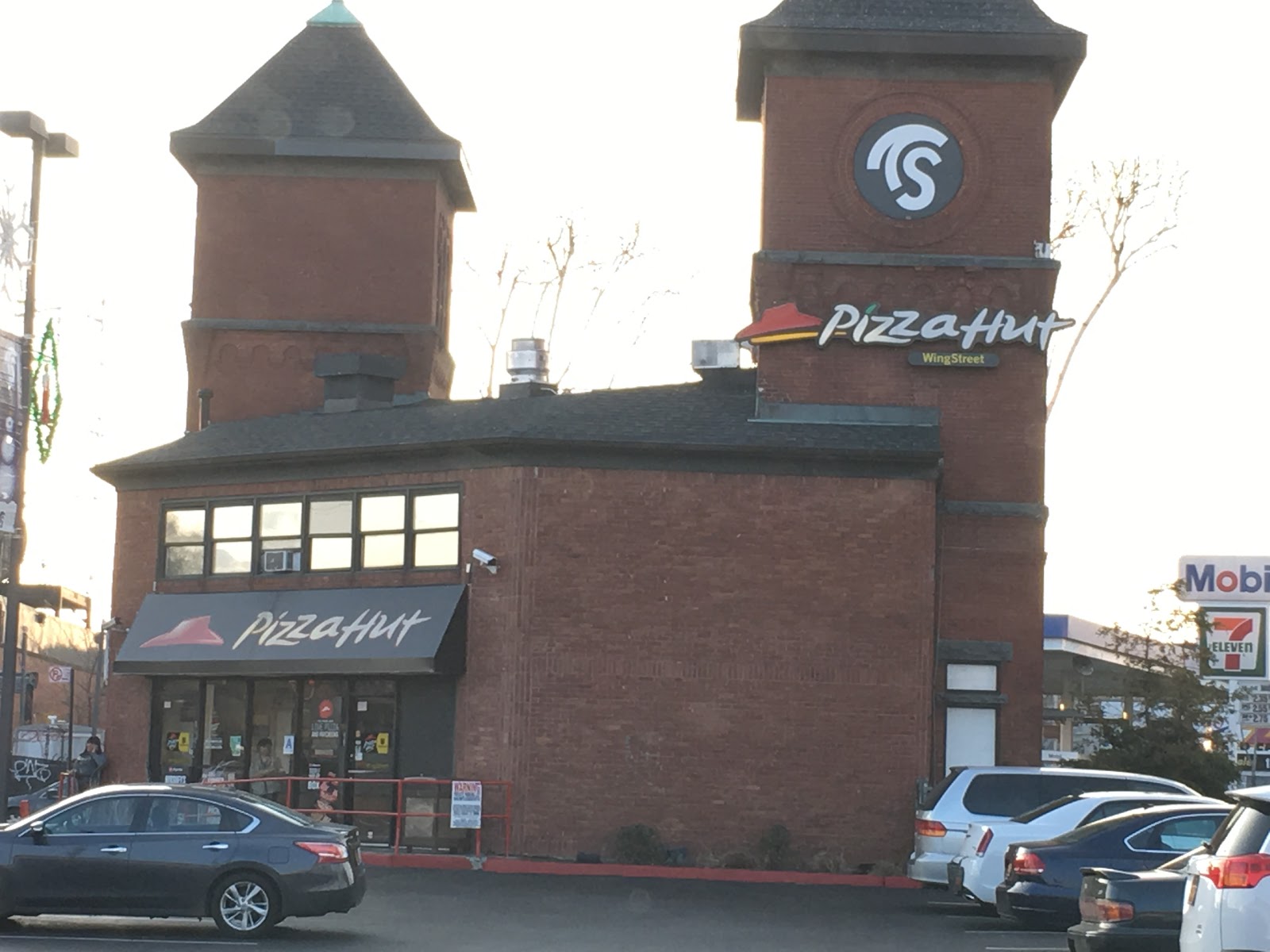 Photo of Pizza Hut in Woodside City, New York, United States - 1 Picture of Restaurant, Food, Point of interest, Establishment, Meal takeaway, Meal delivery