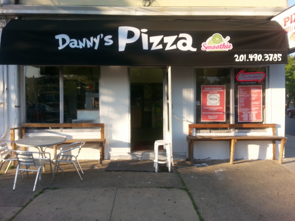 Photo of Danny's Pizza & Deli in Carlstadt City, New Jersey, United States - 2 Picture of Restaurant, Food, Point of interest, Establishment, Meal takeaway, Meal delivery