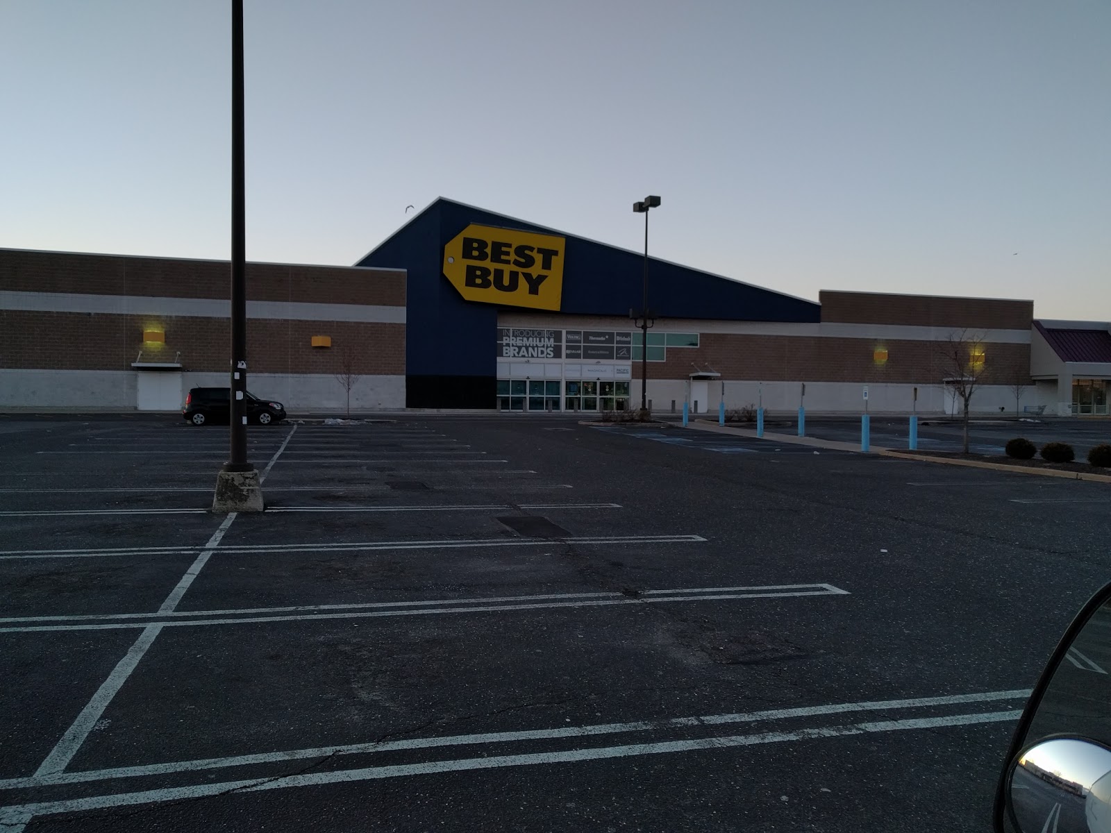 Photo of Best Buy in Westbury City, New York, United States - 1 Picture of Point of interest, Establishment, Store, Home goods store, Electronics store