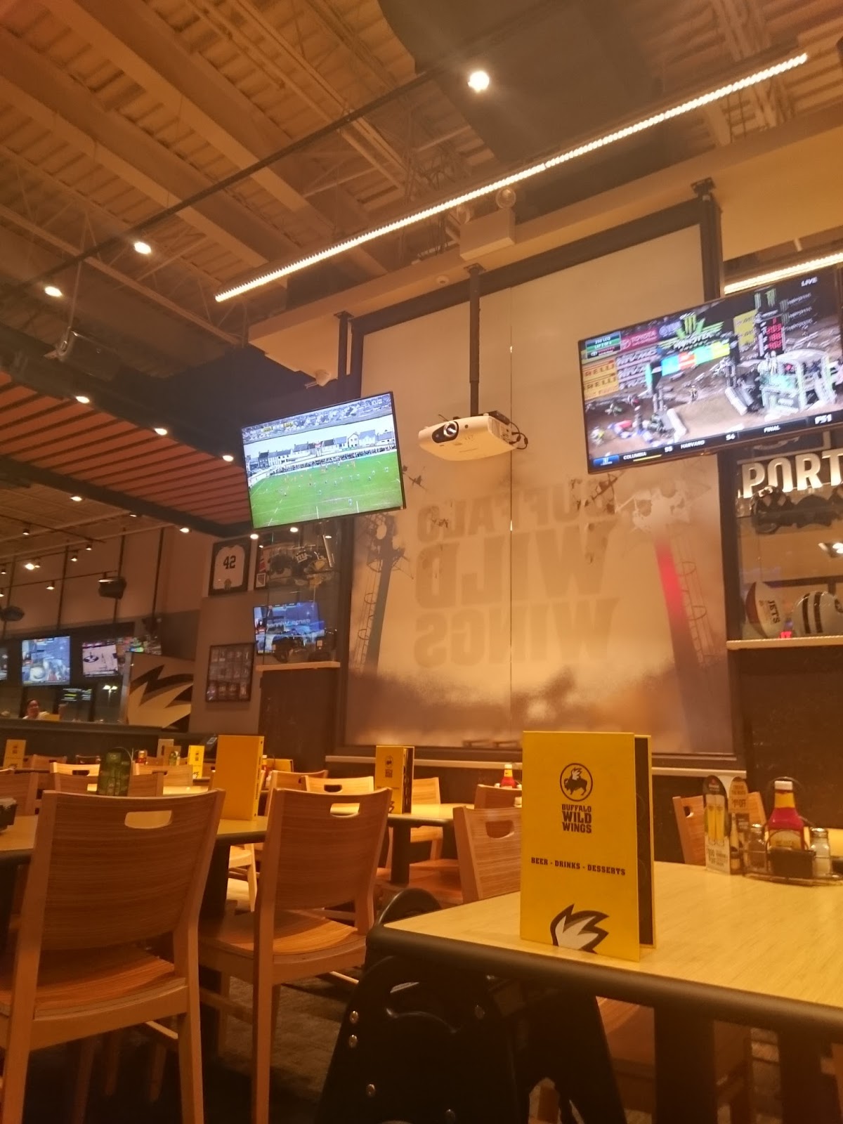 Photo of Buffalo Wild Wings in Queens City, New York, United States - 4 Picture of Restaurant, Food, Point of interest, Establishment, Meal takeaway, Bar