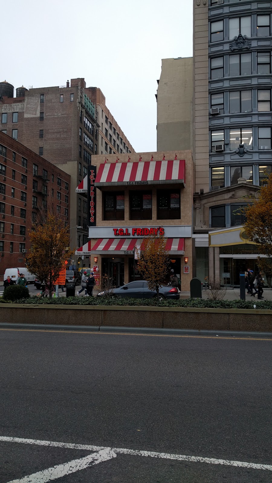 Photo of TGI Fridays in New York City, New York, United States - 3 Picture of Restaurant, Food, Point of interest, Establishment, Meal takeaway, Bar