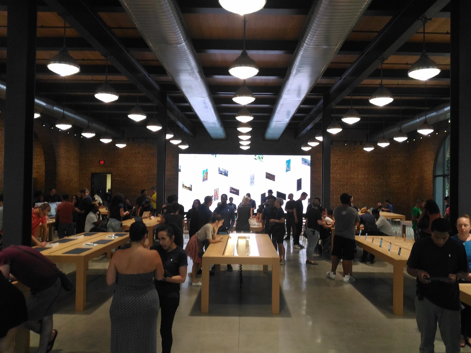 Photo of Apple Williamsburg in Brooklyn City, New York, United States - 6 Picture of Point of interest, Establishment, Store, Electronics store