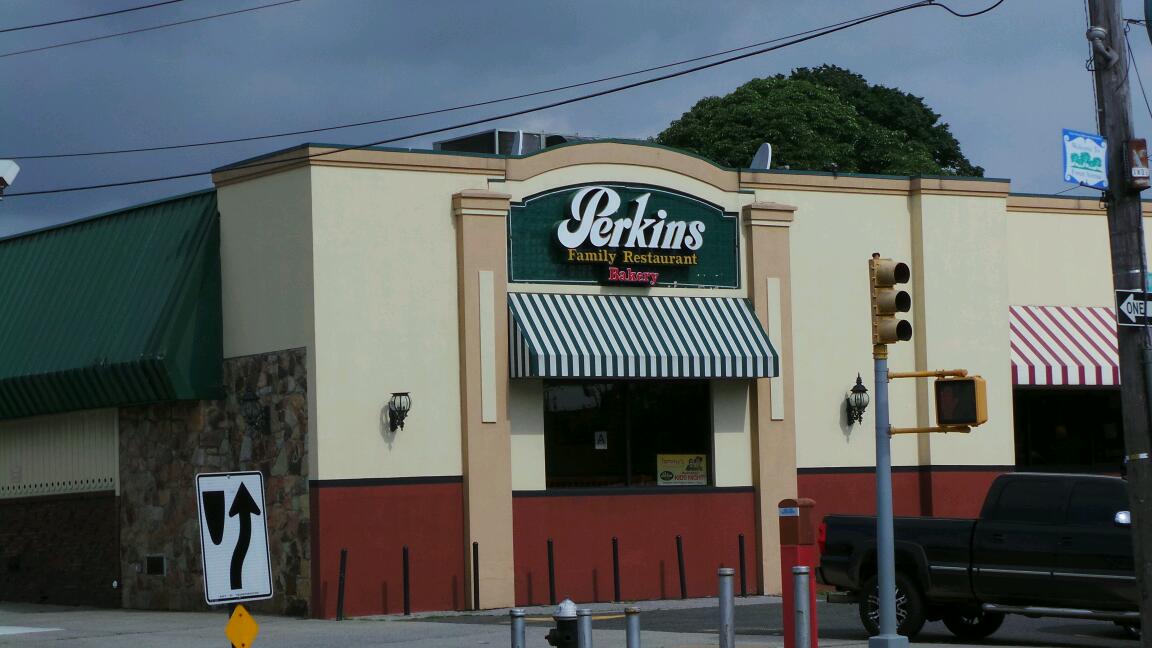 Photo of Perkins Restaurant & Bakery in Staten Island City, New York, United States - 1 Picture of Restaurant, Food, Point of interest, Establishment, Store, Bakery