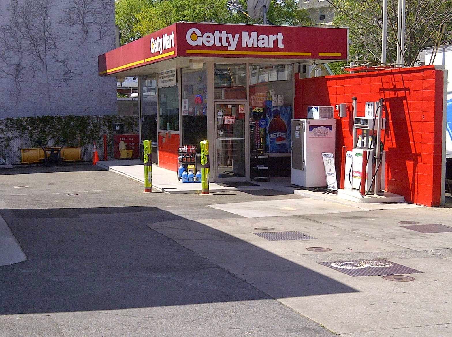 Photo of Getty Gas Station Mini Mart in New Rochelle City, New York, United States - 1 Picture of Food, Point of interest, Establishment, Finance, Store, Atm, Gas station, Convenience store, Car repair, Liquor store