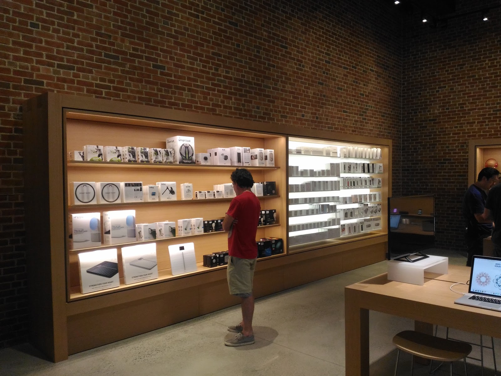 Photo of Apple Williamsburg in Brooklyn City, New York, United States - 10 Picture of Point of interest, Establishment, Store, Electronics store