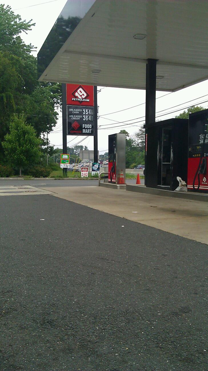 Photo of 19 Petroleum in Sayreville City, New Jersey, United States - 2 Picture of Food, Point of interest, Establishment, Store, Gas station, Convenience store, Car repair
