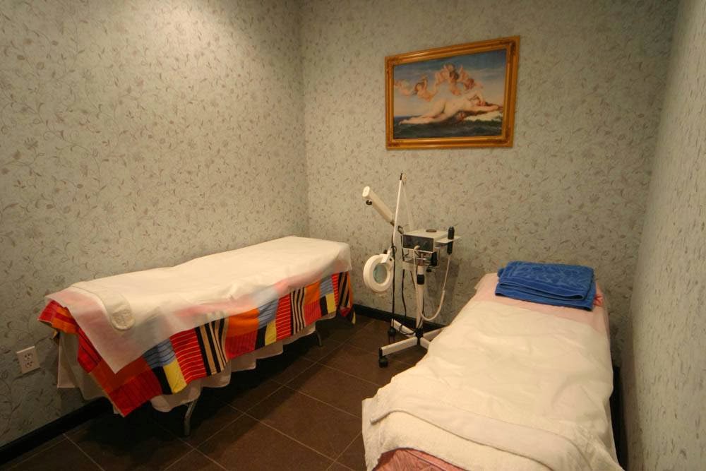 Photo of CiCi Cometic Medical Beauty Spa Laser Hair Removal 鳳妃堂 醫學美容抗衰老減肥中心 in Queens City, New York, United States - 7 Picture of Point of interest, Establishment, Health, Spa, Beauty salon, Hair care