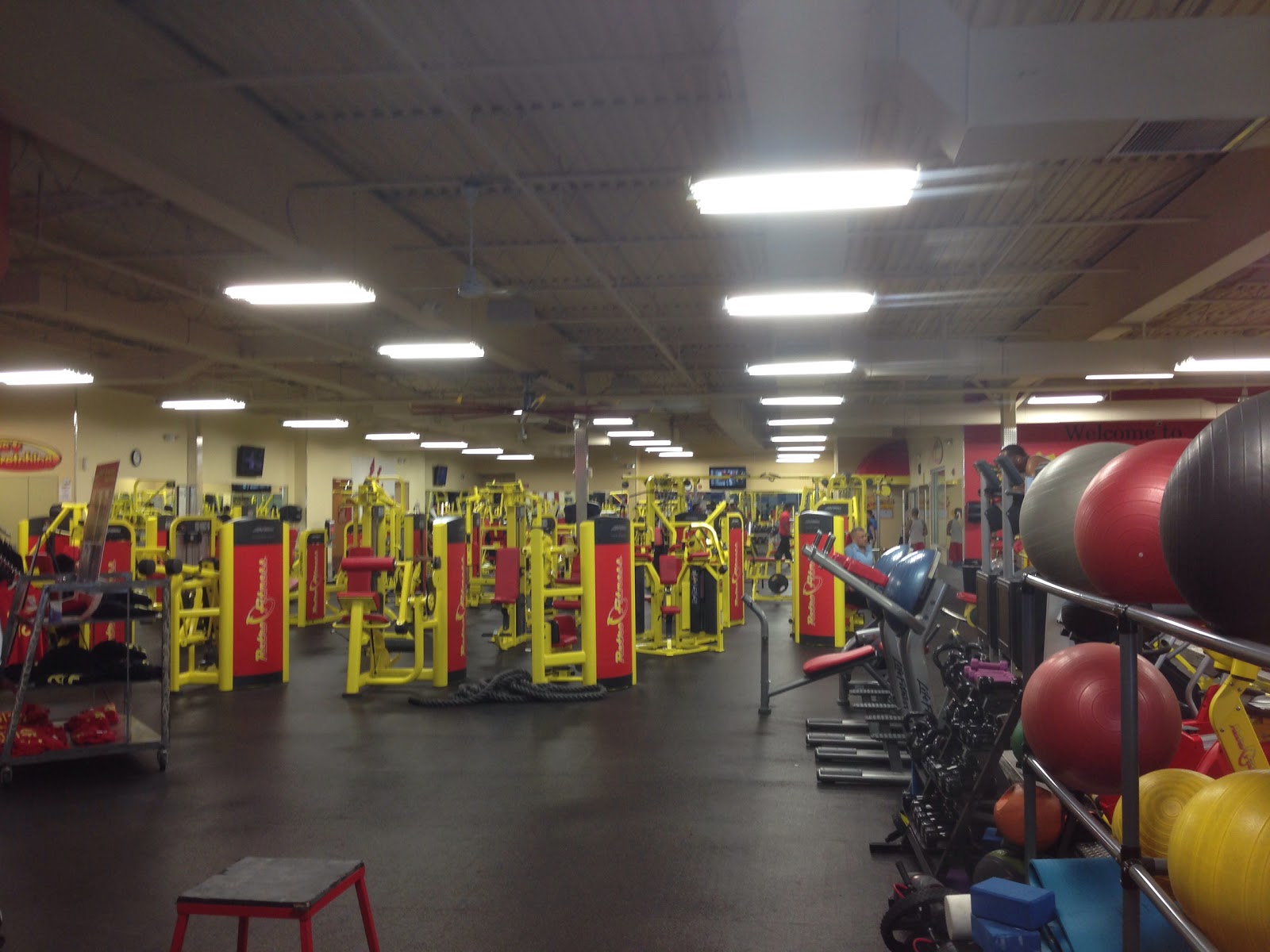 Photo of Retro Fitness in Jersey City, New Jersey, United States - 2 Picture of Point of interest, Establishment, Health, Gym