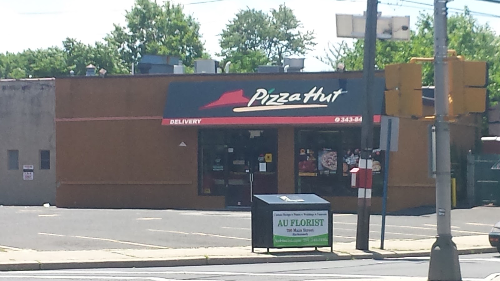 Photo of Pizza Hut in Hackensack City, New Jersey, United States - 1 Picture of Restaurant, Food, Point of interest, Establishment, Meal takeaway, Meal delivery