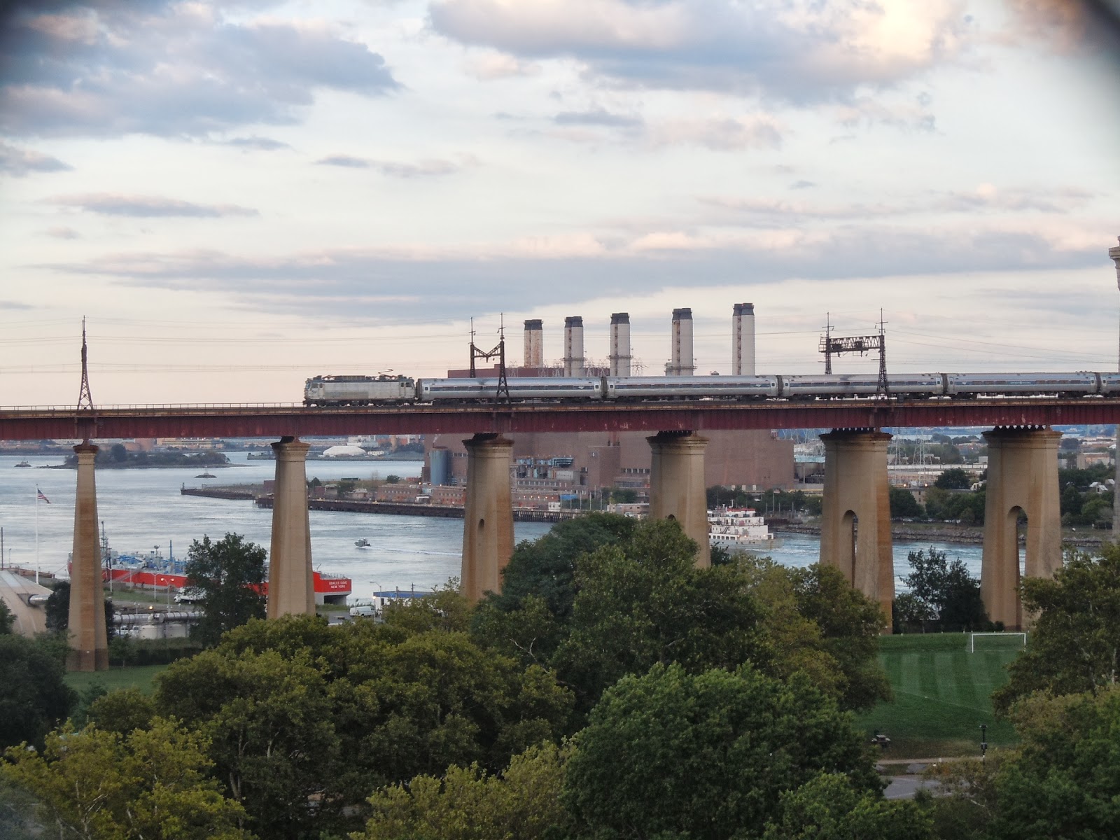 Photo of Hell Gate Bridge in New York City, New York, United States - 1 Picture of Point of interest, Establishment