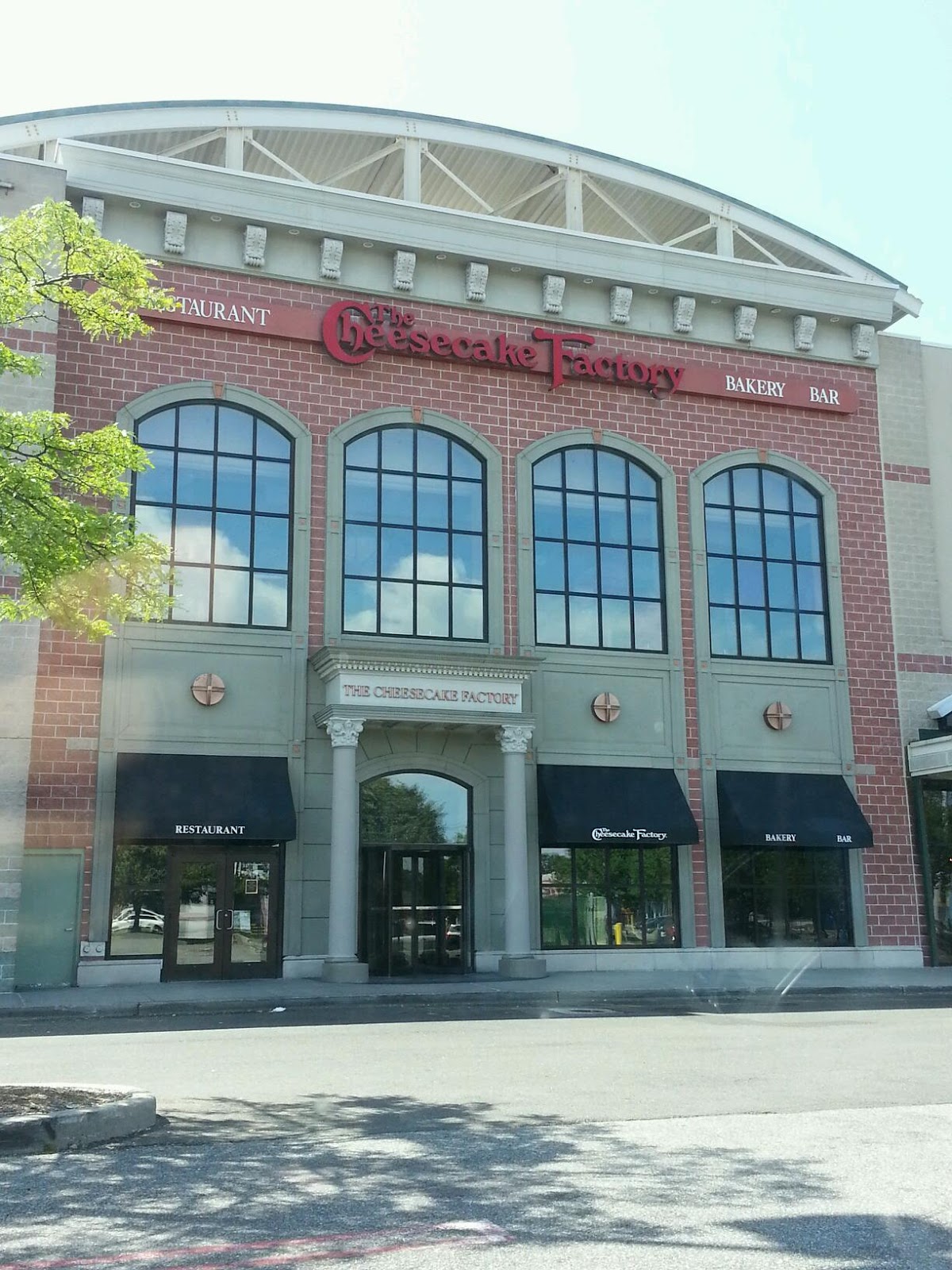 Photo of The Cheesecake Factory in Westbury City, New York, United States - 1 Picture of Restaurant, Food, Point of interest, Establishment, Meal takeaway