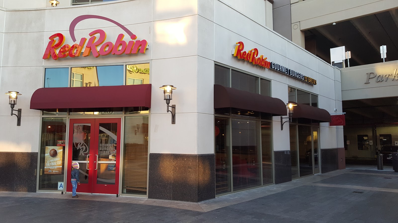 Photo of Red Robin Gourmet Burgers in Bronx City, New York, United States - 1 Picture of Restaurant, Food, Point of interest, Establishment