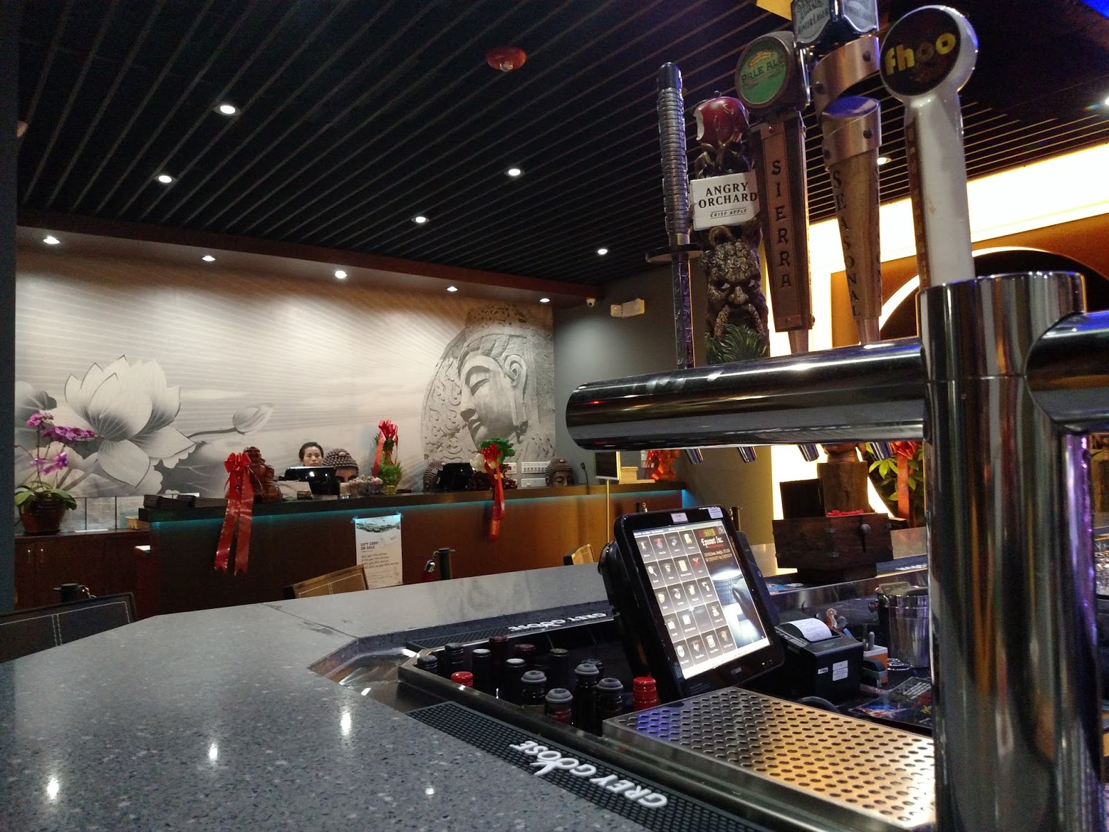 Photo of Fhoo Sushi Asian Bistro in Rockville Centre City, New York, United States - 2 Picture of Restaurant, Food, Point of interest, Establishment, Bar, Night club