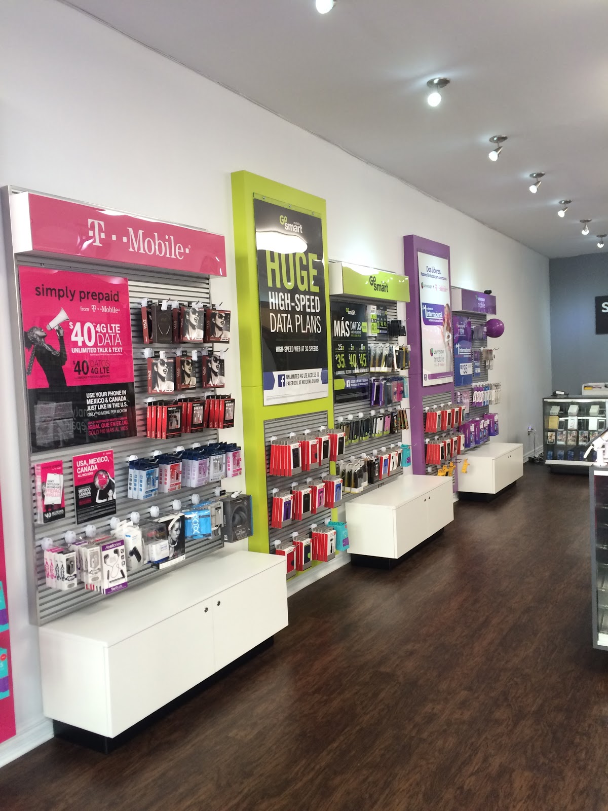 Photo of T-Mobile Myrtle Ave -Simply Prepaid in Kings County City, New York, United States - 3 Picture of Point of interest, Establishment, Store, Electronics store