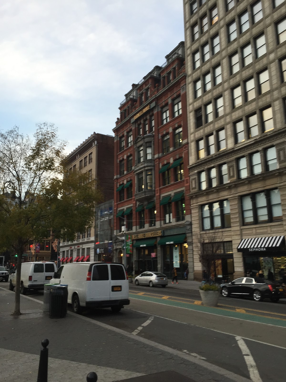 Photo of Barnes And Noble in New York City, New York, United States - 7 Picture of Point of interest, Establishment, Store, Book store