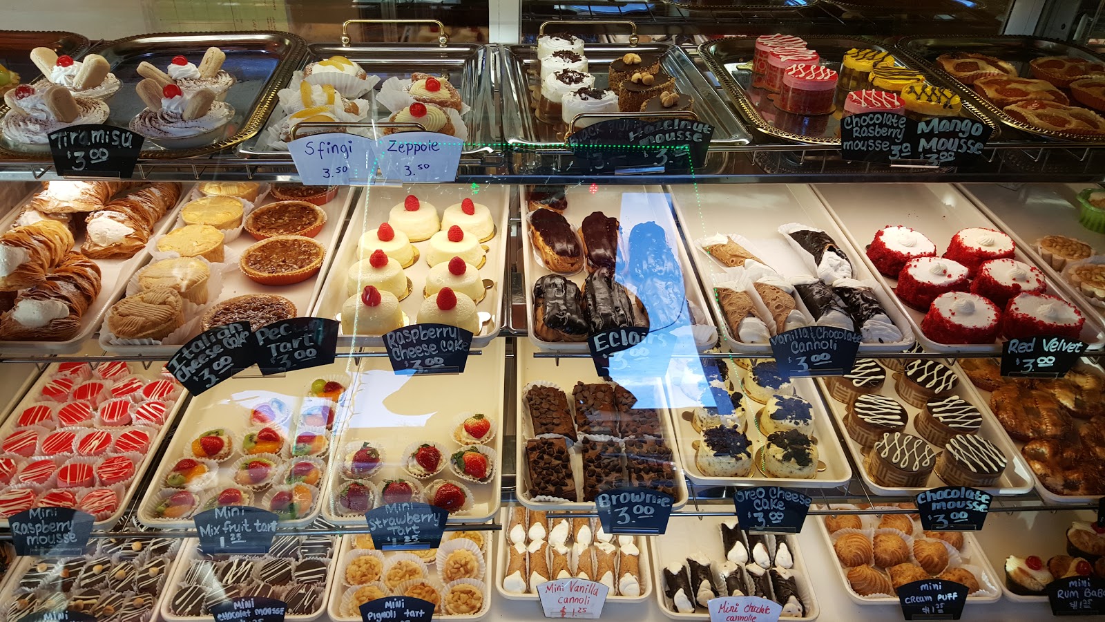 Photo of Pasticceria Amore in Queens City, New York, United States - 3 Picture of Food, Point of interest, Establishment, Store, Bakery