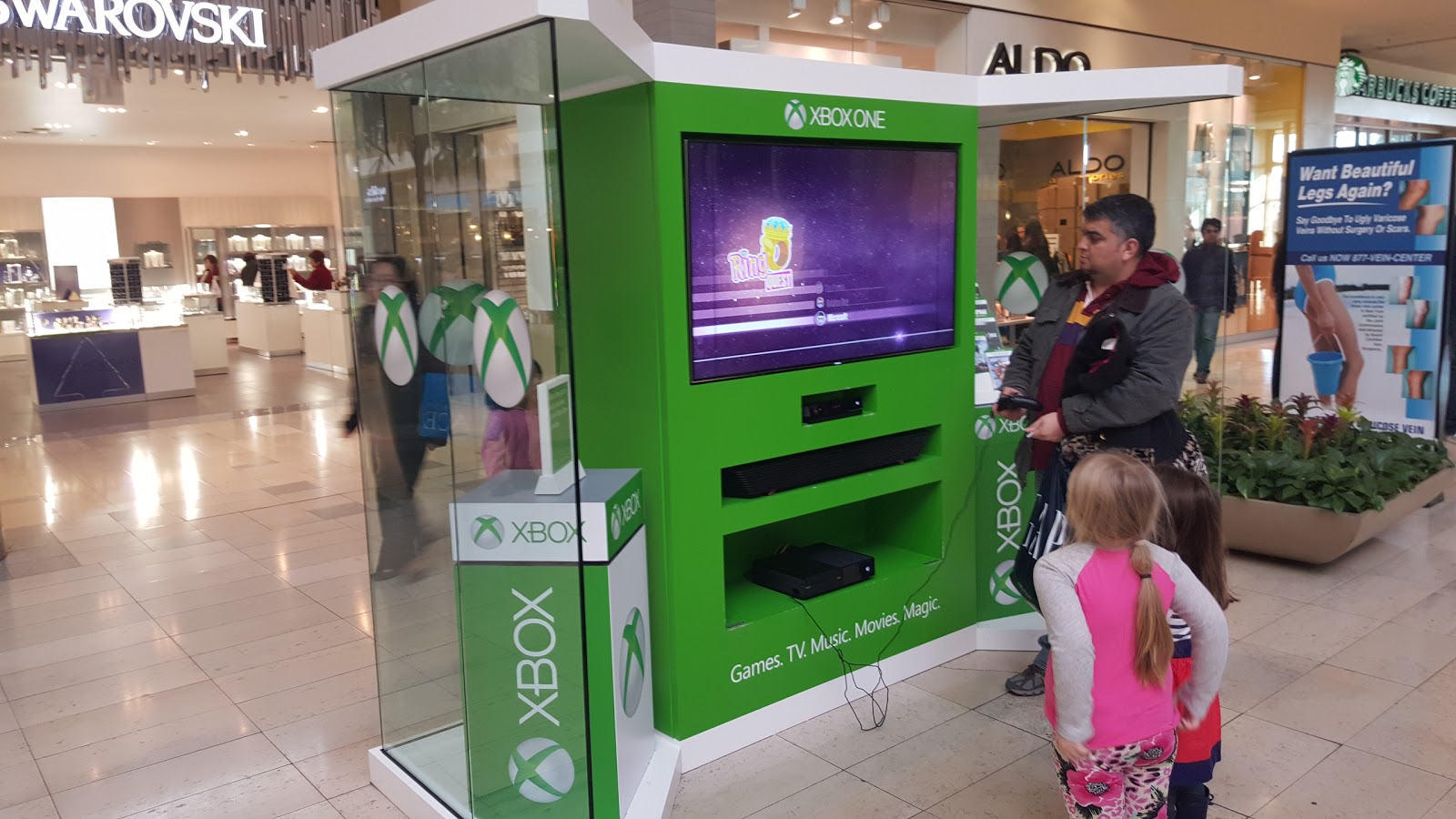 Photo of Microsoft Store - Staten Island Mall in Richmond City, New York, United States - 3 Picture of Point of interest, Establishment, Store, Electronics store