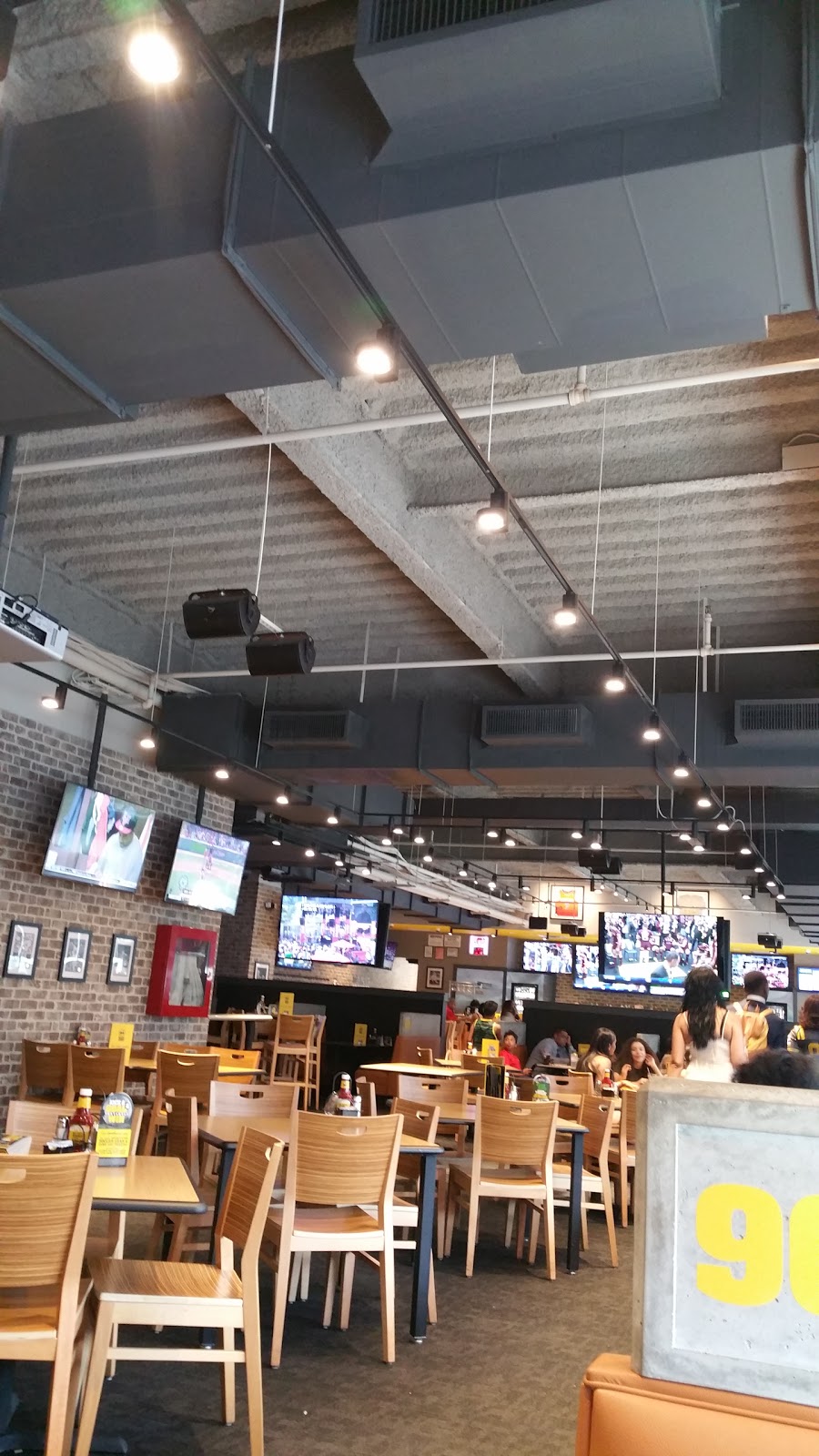 Photo of Buffalo Wild Wings in New York City, New York, United States - 1 Picture of Restaurant, Food, Point of interest, Establishment, Meal takeaway, Bar