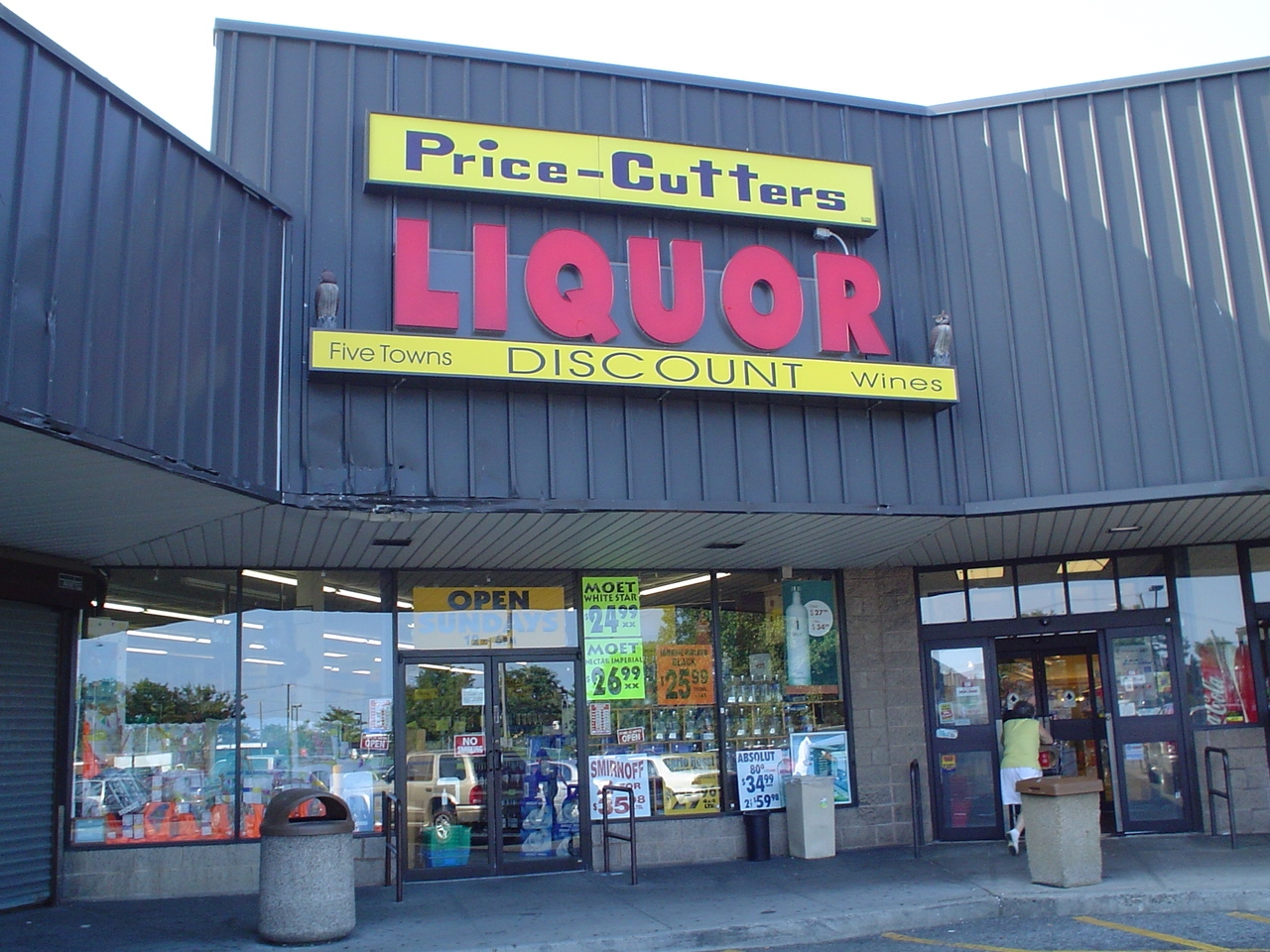 Photo of Five Towns Wines & Liquors Inc in Inwood City, New York, United States - 1 Picture of Point of interest, Establishment, Store, Liquor store