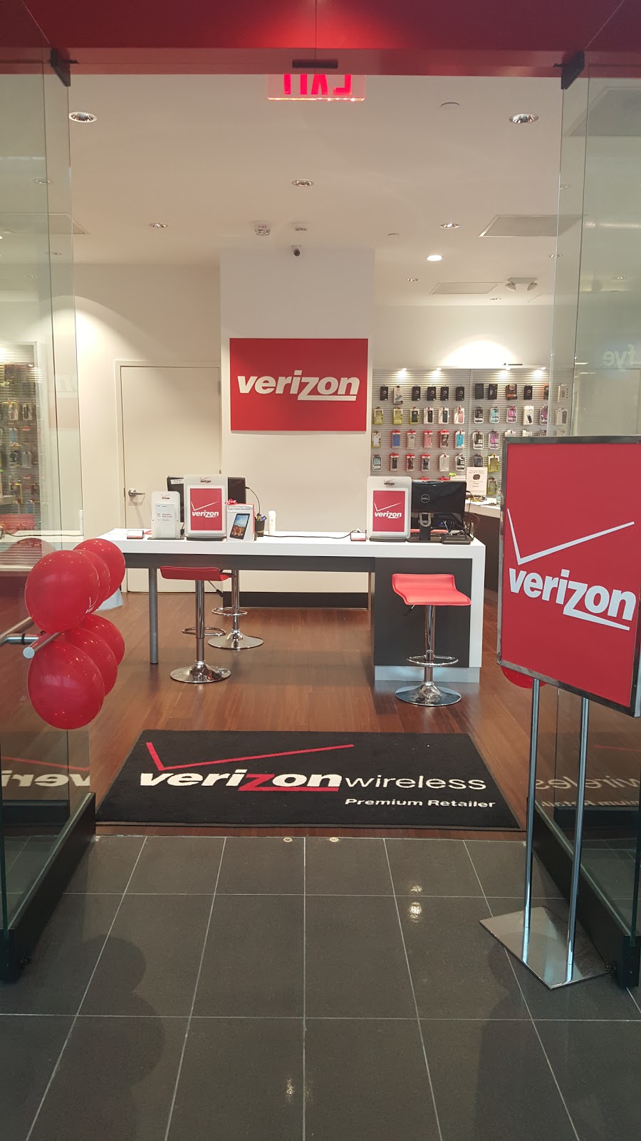 Photo of Verizon Wireless Premium Retailer / R Wireless - Garden City, NY in Garden City, New York, United States - 3 Picture of Point of interest, Establishment, Store, Electronics store