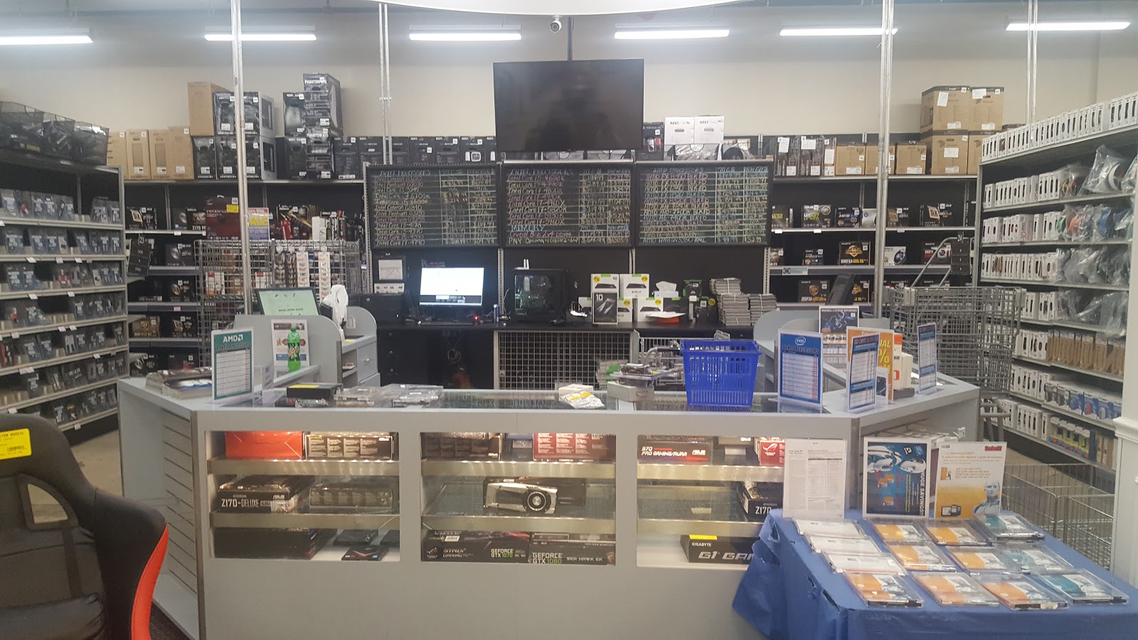 Photo of Micro Center in Flushing City, New York, United States - 3 Picture of Point of interest, Establishment, Store, Electronics store