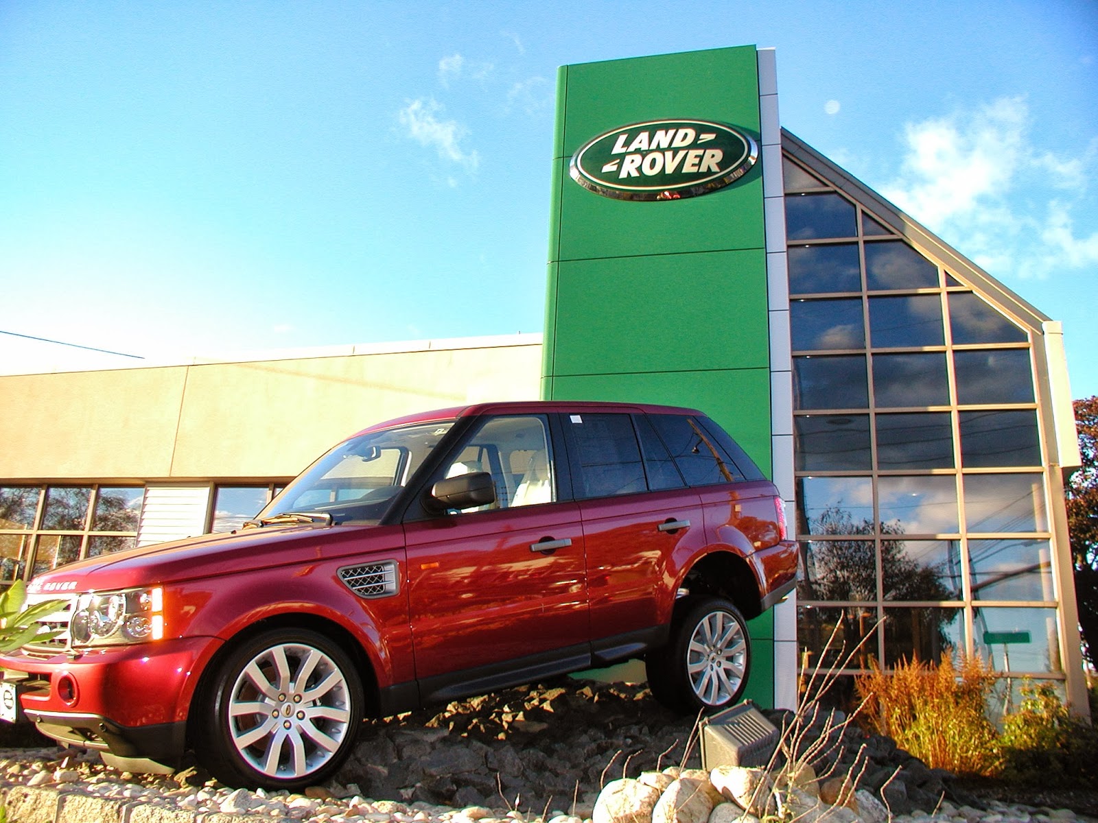 Photo of Land Rover Glen Cove in Glen Cove City, New York, United States - 4 Picture of Point of interest, Establishment, Car dealer, Store, Car repair