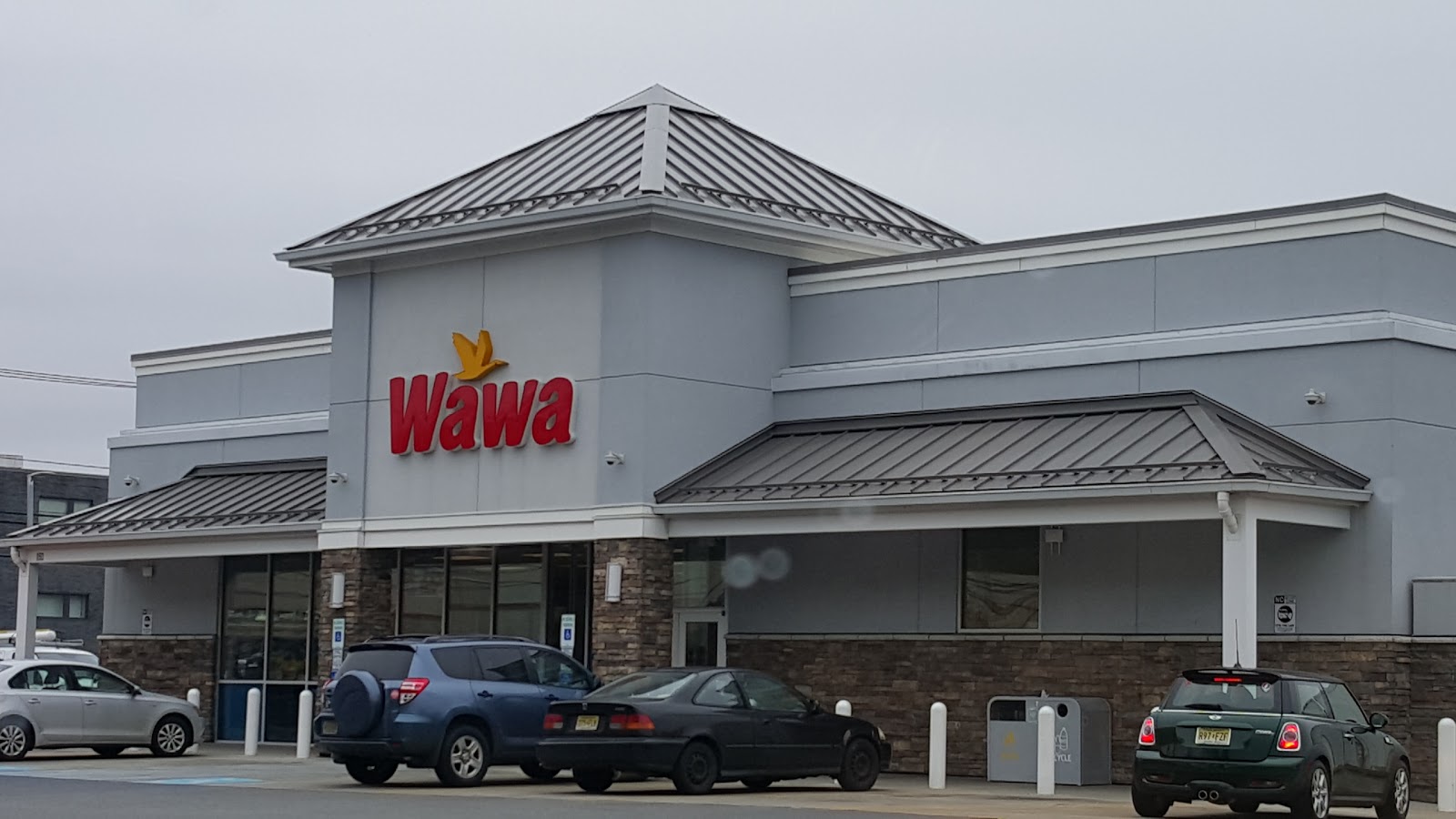 Photo of Wawa in Lodi City, New Jersey, United States - 2 Picture of Restaurant, Food, Point of interest, Establishment, Finance, Store, Atm, Cafe, Gas station, Convenience store