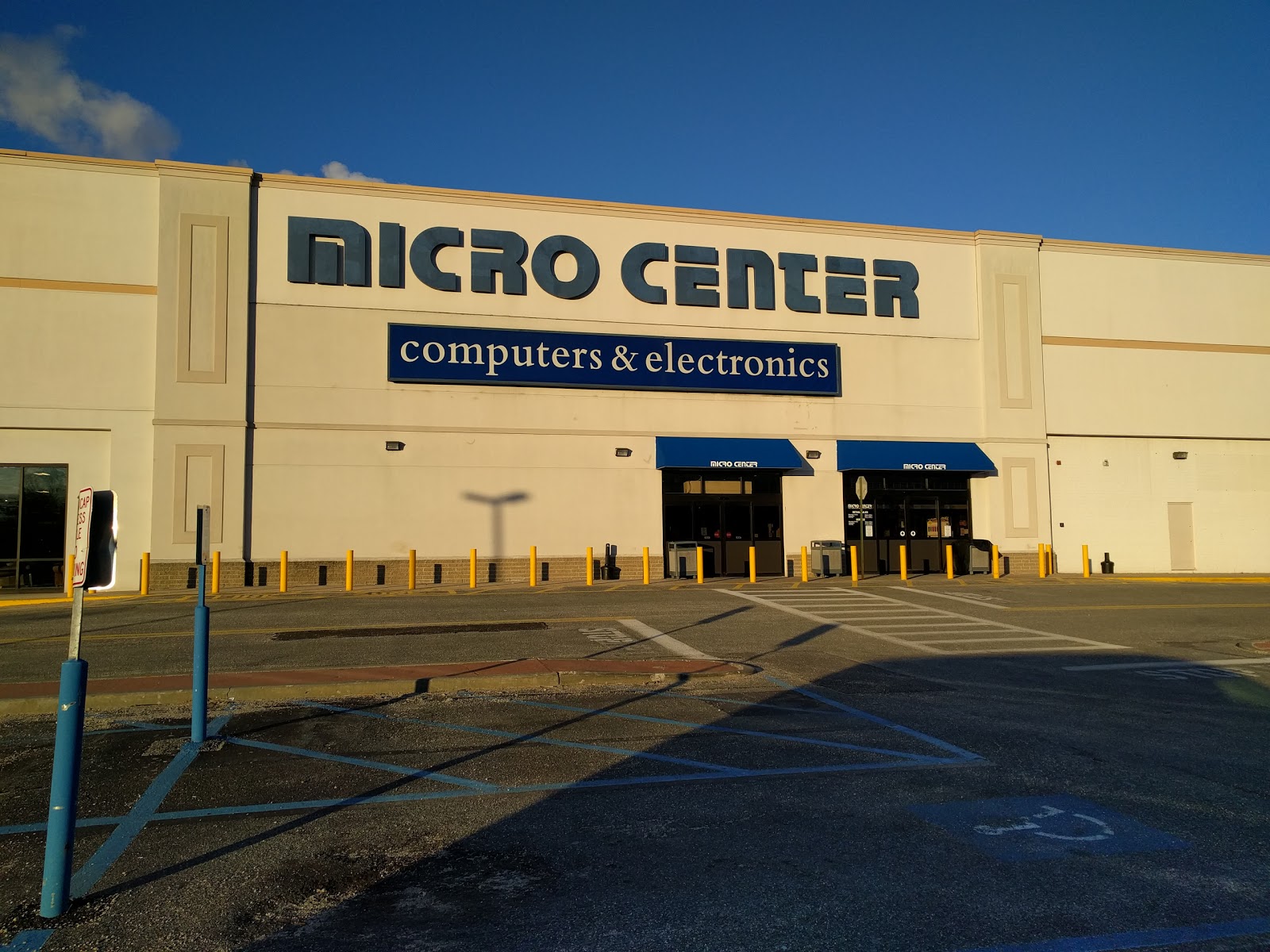 Photo of Micro Center in Westbury City, New York, United States - 1 Picture of Point of interest, Establishment, Store, Electronics store