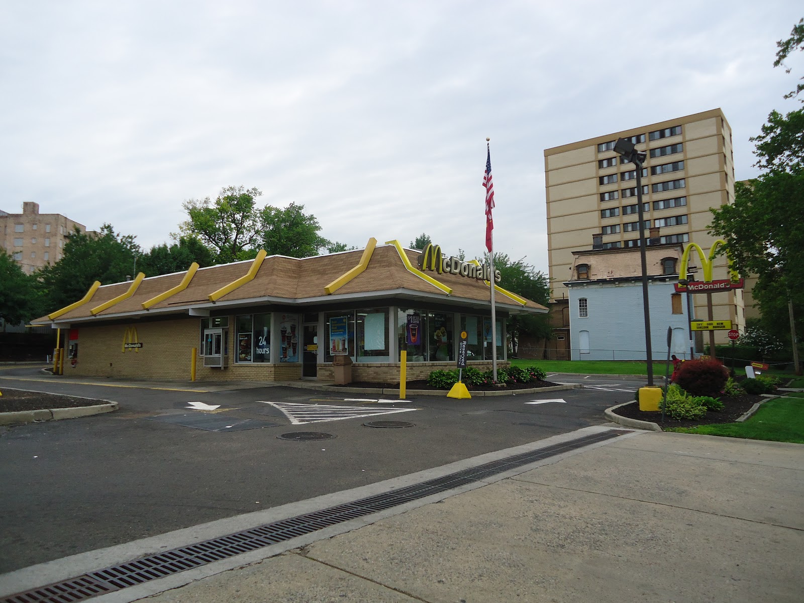 Photo of McDonald's in Newark City, New Jersey, United States - 1 Picture of Restaurant, Food, Point of interest, Establishment