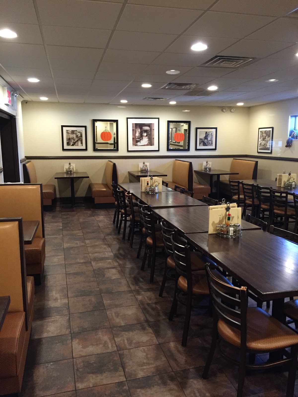 Photo of Denino's Pizzeria & Tavern in Richmond City, New York, United States - 2 Picture of Restaurant, Food, Point of interest, Establishment, Bar