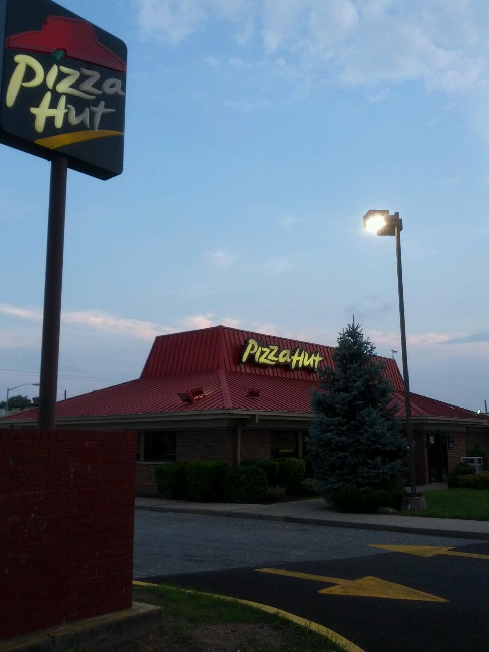 Photo of Pizza Hut in Ozone Park City, New York, United States - 3 Picture of Restaurant, Food, Point of interest, Establishment, Meal takeaway, Meal delivery