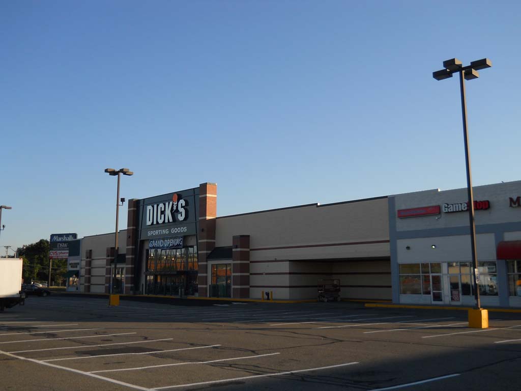Photo of Dick's Sporting Goods in Staten Island City, New York, United States - 2 Picture of Point of interest, Establishment, Store, Clothing store, Shoe store