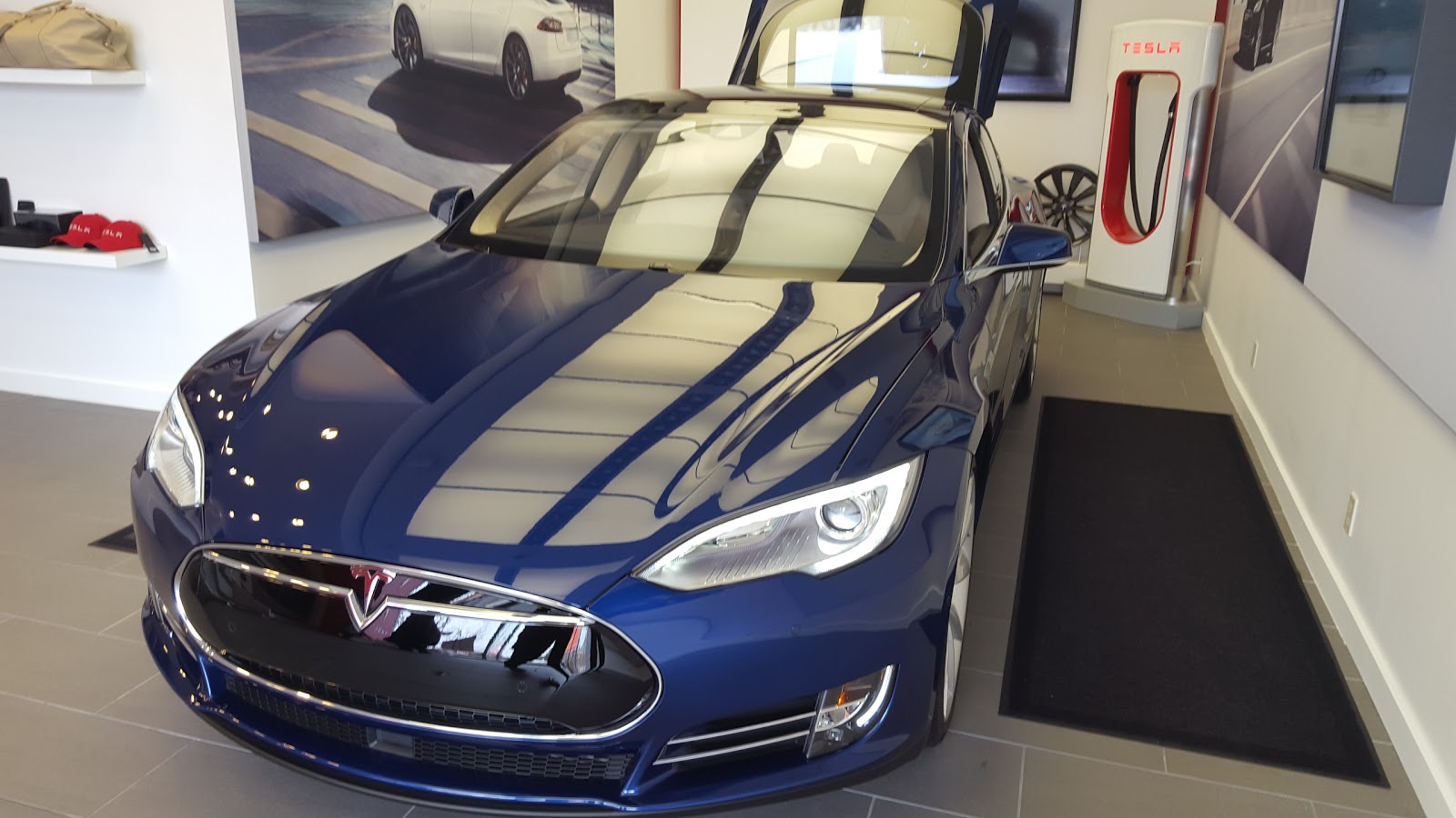 Photo of Tesla in Manhasset City, New York, United States - 1 Picture of Point of interest, Establishment, Car dealer, Store