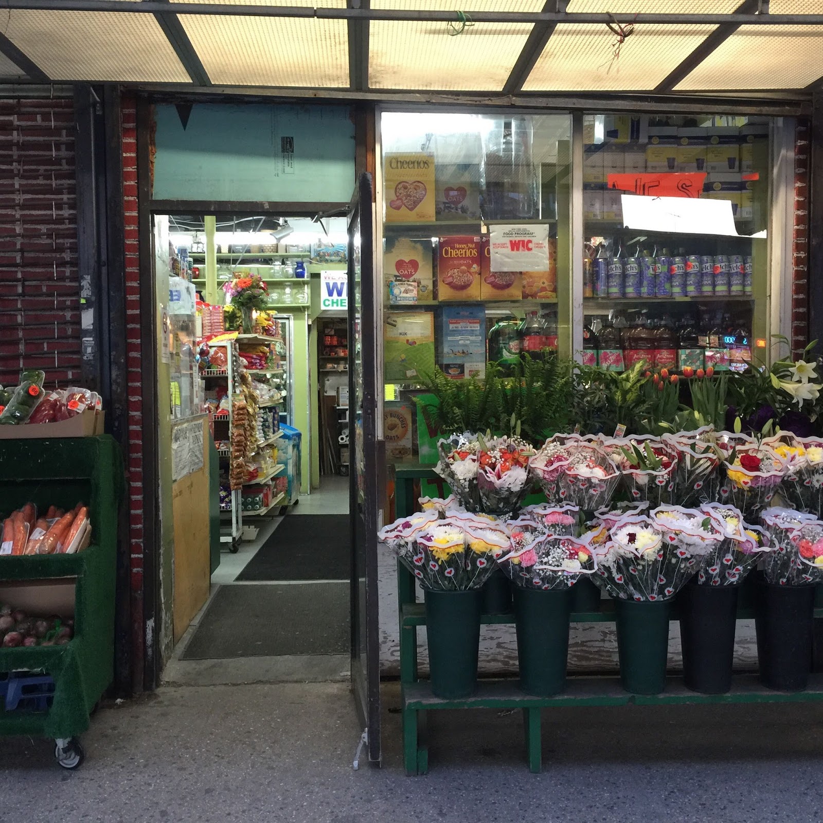 Photo of El Girasol Mini Market Corp. in Bronx City, New York, United States - 1 Picture of Food, Point of interest, Establishment, Store, Grocery or supermarket, Convenience store, Florist