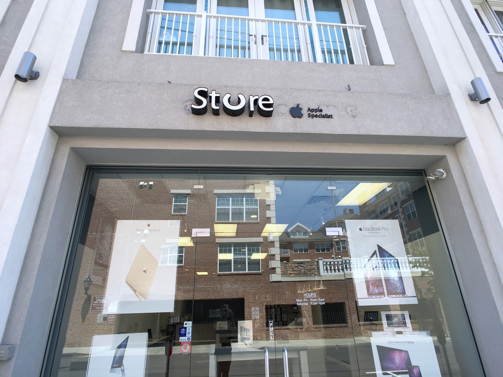 Photo of iStore by St Moritz in Englewood City, New Jersey, United States - 4 Picture of Point of interest, Establishment, Store, Electronics store