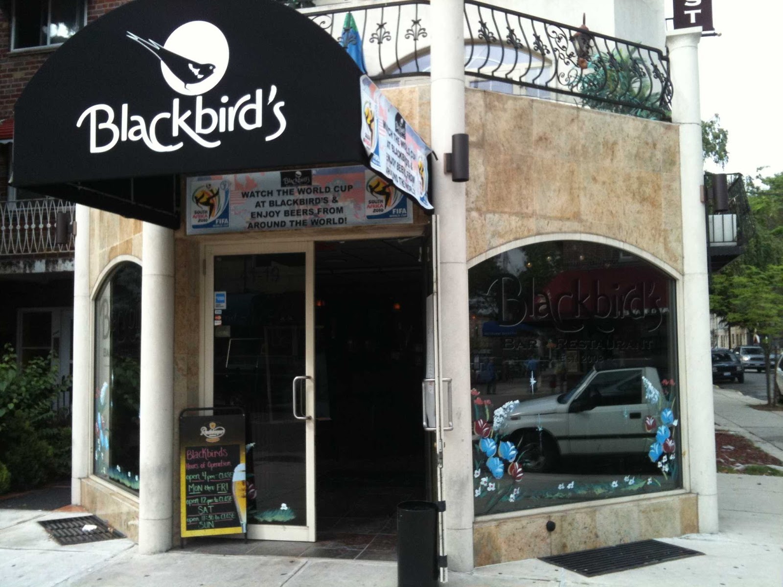 Photo of Blackbirds in Astoria City, New York, United States - 1 Picture of Restaurant, Food, Point of interest, Establishment, Bar