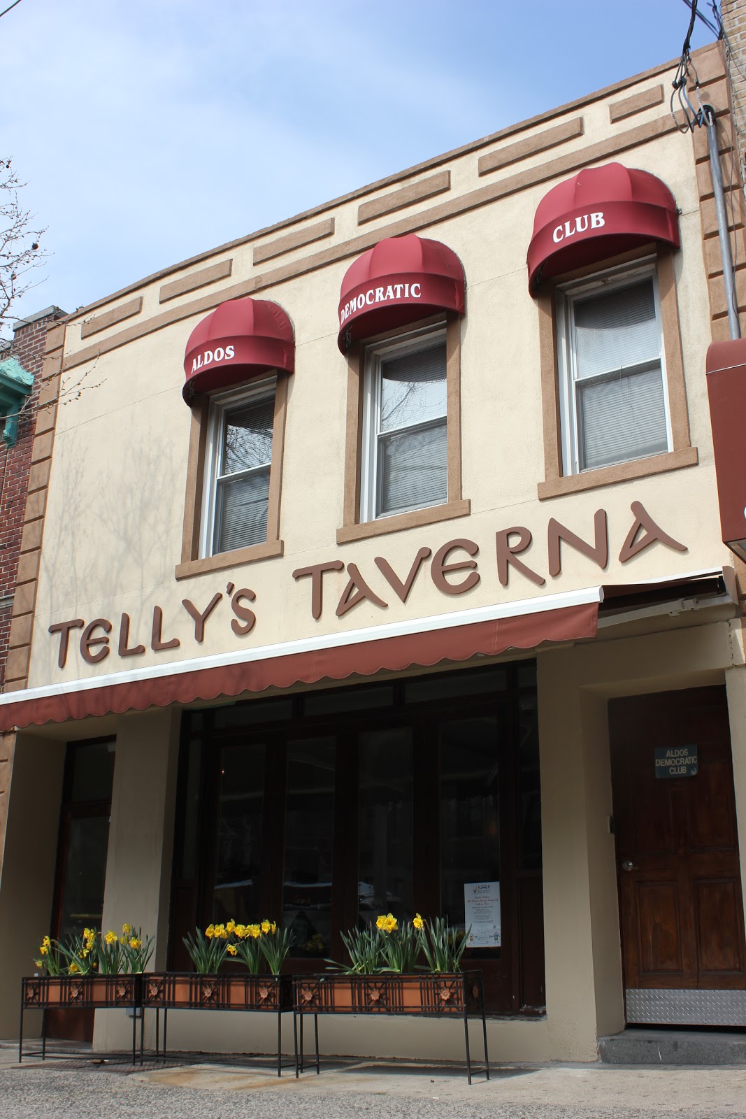 Photo of Telly's Taverna in Astoria City, New York, United States - 3 Picture of Restaurant, Food, Point of interest, Establishment, Store, Bar