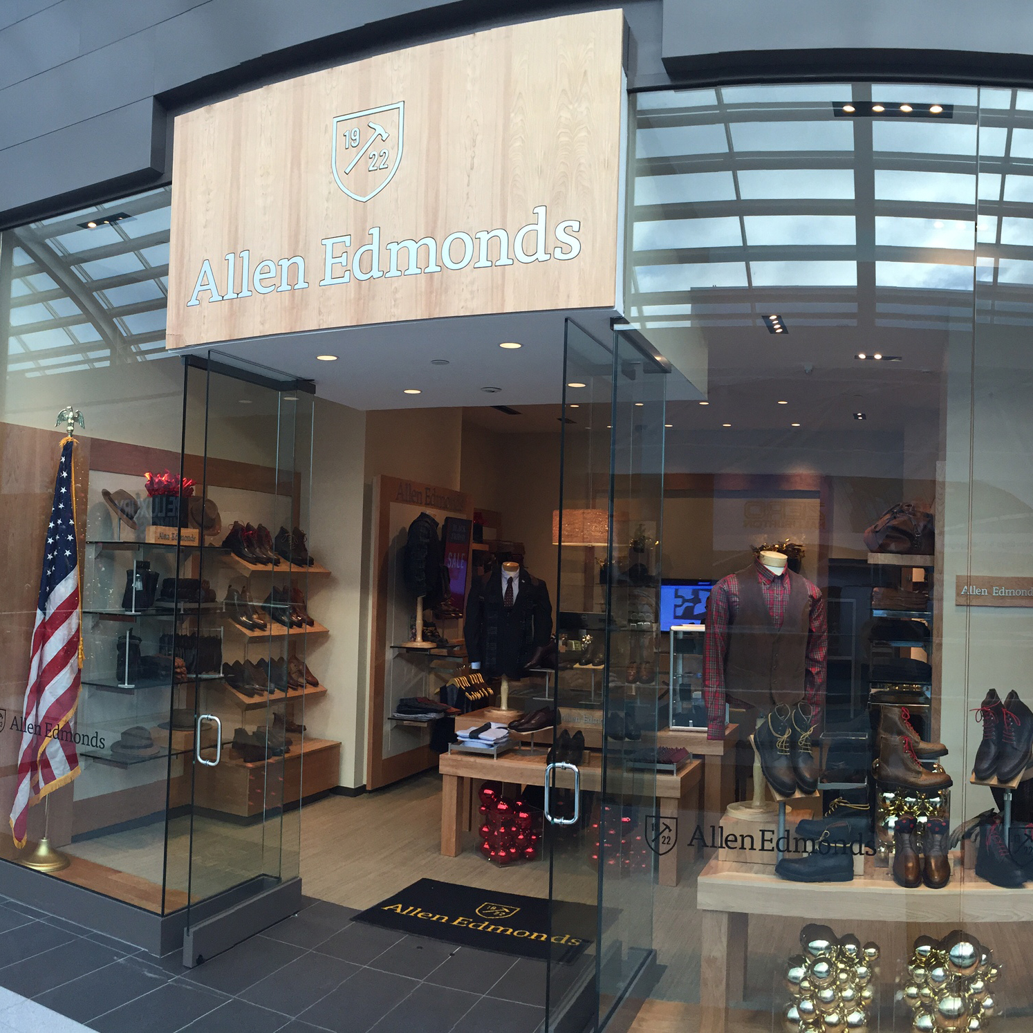 Photo of Allen Edmonds in Garden City, New York, United States - 1 Picture of Point of interest, Establishment, Store, Clothing store, Shoe store