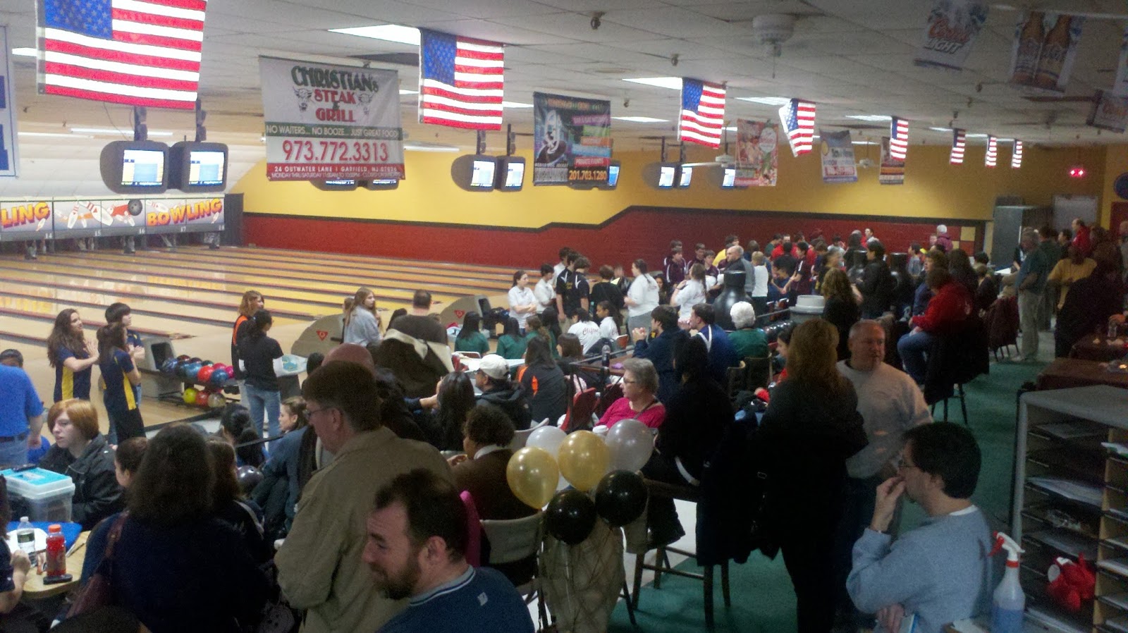 Photo of Parkway Lanes in Elmwood Park City, New Jersey, United States - 3 Picture of Restaurant, Food, Point of interest, Establishment, Meal takeaway, Bar, Bowling alley